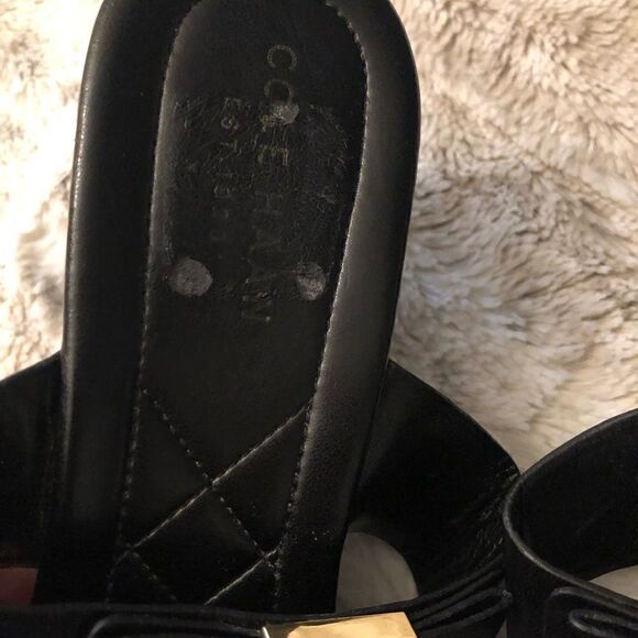 : : COLE HAAN OS GRAND Thong Sandals with Gold Tone Block Square Logo Detail : : - Picture 14 of 15